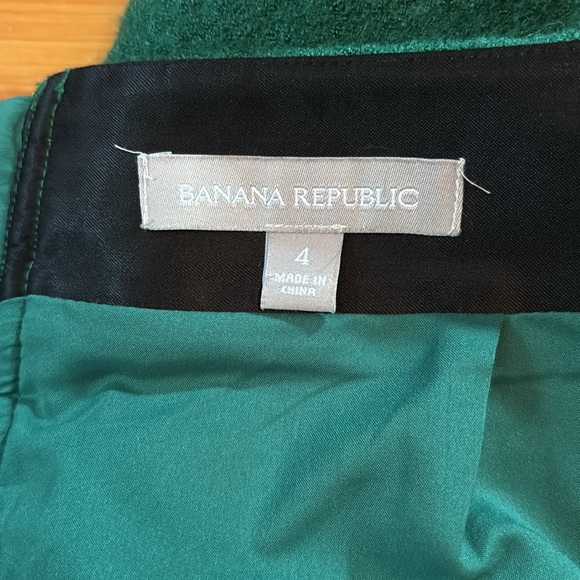 Green size 4 banana republic skirt with gold zipper at back. Holiday, party - Picture 6 of 6